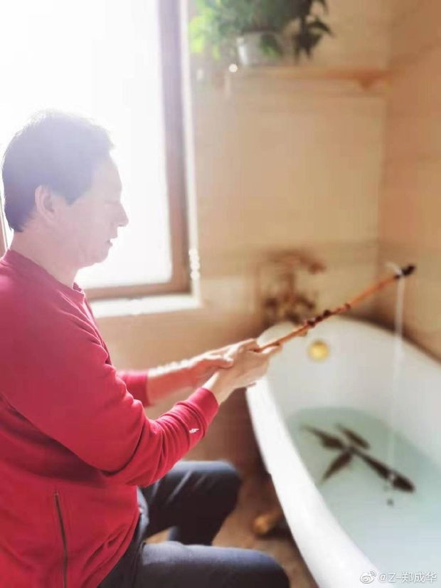 Sao Cbiz giữa đại dịch Corona: Không ai dám ra ngoài, bố Trịnh Sảng câu cá trong nhà, Huỳnh Hiểu Minh làm việc đáng khen - Ảnh 5. Sao Cbiz giữa đại dịch Corona: Không ai dám ra ngoài, bố Trịnh Sảng câu cá trong nhà, Huỳnh Hiểu Minh làm việc đáng khen - Ảnh 5.