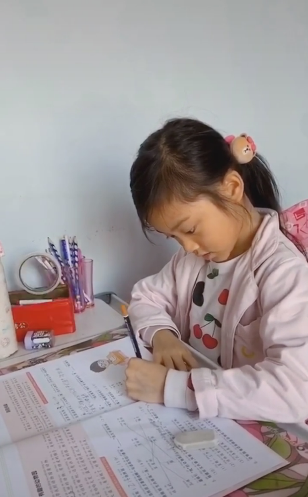 Sau vụ ly hôn chấn động với Giả Nãi Lượng, cuộc sống của hai mẹ con Lý Tiểu Lộ - Điềm Hinh ra sao? - Ảnh 2. Sau vụ ly hôn chấn động với Giả Nãi Lượng, cuộc sống của hai mẹ con Lý Tiểu Lộ - Điềm Hinh ra sao? - Ảnh 2.