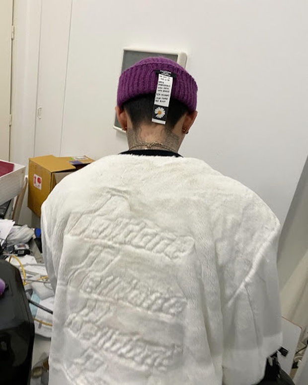 Bậc thầy PR là G-Dragon: Diện đồ hiệu không thèm cắt mác cho thiên hạ lác mắt đây này! - Ảnh 3. Bậc thầy PR là G-Dragon: Diện đồ hiệu không thèm cắt mác cho thiên hạ lác mắt đây này! - Ảnh 3.