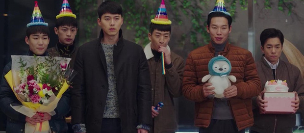 Crash Landing on You tập 12: Son Ye Jin hoá chị đại xã hội đen điều đàn em truy nã kẻ hãm hại Hyun Bin? - Ảnh 12. Crash Landing on You tập 12: Son Ye Jin hoá chị đại xã hội đen điều đàn em truy nã kẻ hãm hại Hyun Bin? - Ảnh 12.
