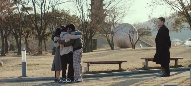 Crash Landing on You tập 12: Son Ye Jin hoá chị đại xã hội đen điều đàn em truy nã kẻ hãm hại Hyun Bin? - Ảnh 7. Crash Landing on You tập 12: Son Ye Jin hoá chị đại xã hội đen điều đàn em truy nã kẻ hãm hại Hyun Bin? - Ảnh 7.