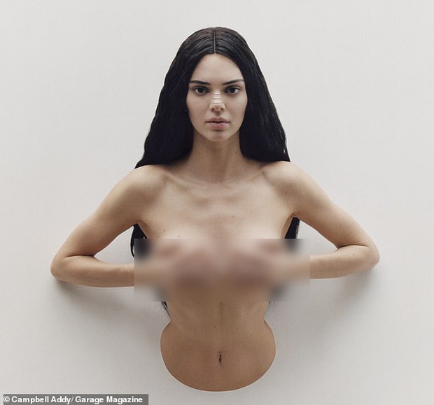 Sau bộ hình nude 100%, Kendall Jenner lại cởi trần nóng mắt nhưng cách tạo dáng lần này đúng là lạ đến mức gây sốc - Ảnh 1.