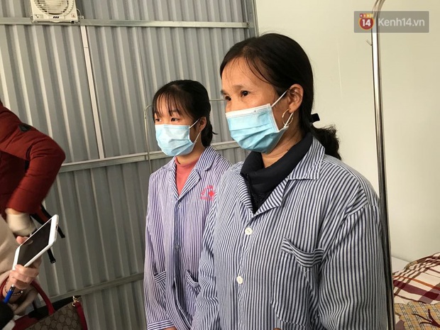 Mẹ và em gái nữ công nhân trở về từ Vũ Hán được xuất viện sau 15 ngày điều trị COVID-19: Thấy bảo mọi người nói con ghê quá, tôi chỉ biết động viên gia đình cố gắng vượt lên - Ảnh 2. Mẹ và em gái nữ công nhân trở về từ Vũ Hán được xuất viện sau 15 ngày điều trị COVID-19: Thấy bảo mọi người nói con ghê quá, tôi chỉ biết động viên gia đình cố gắng vượt lên - Ảnh 2.