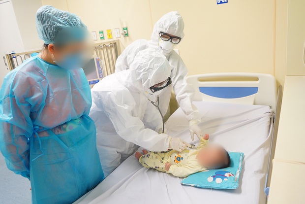 Tại sao người mẹ tiếp xúc trực tiếp và thường xuyên với bệnh nhi 3 tháng tuổi nhưng không bị nhiễm COVID-19? - Ảnh 1. Tại sao người mẹ tiếp xúc trực tiếp và thường xuyên với bệnh nhi 3 tháng tuổi nhưng không bị nhiễm COVID-19? - Ảnh 1.
