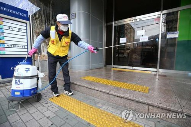Virus corona tại Hàn Quốc: Hơn 1000 người từng đến nhà thờ cùng bệnh nhân siêu lây nhiễm, 90 xuất hiện triệu chứng, 396 chưa liên lạc được - Ảnh 2.