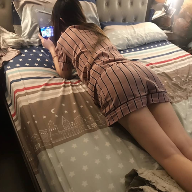 Hết ngồi rồi lại nằm chơi game trên điện thoại, nàng hot girl khiến cho cộng đồng mạng không khỏi xao xuyến - Ảnh 2.
