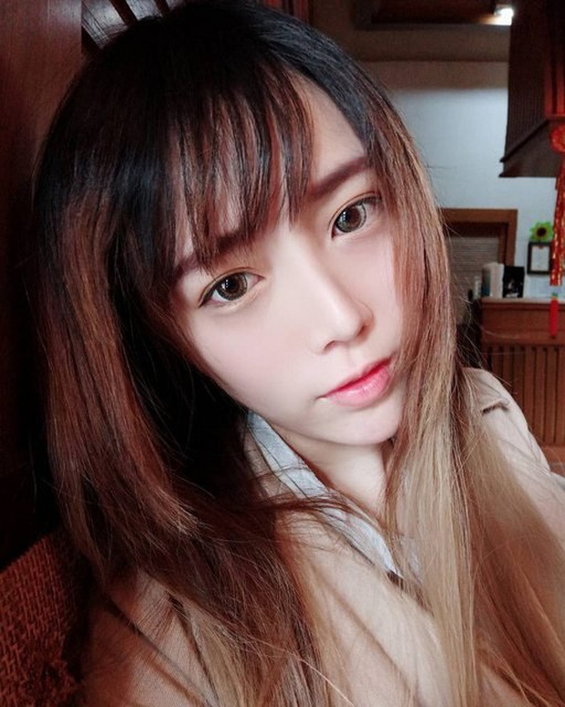 Hết ngồi rồi lại nằm chơi game trên điện thoại, nàng hot girl khiến cho cộng đồng mạng không khỏi xao xuyến - Ảnh 4.