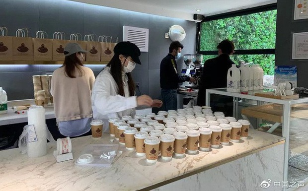 Được cả nước ủng hộ tới tấp vì miễn phí cho y bác sĩ, quán cà phê Vũ Hán phải kêu gọi ngưng gửi tiền - Ảnh 2. Được cả nước ủng hộ tới tấp vì miễn phí cho y bác sĩ, quán cà phê Vũ Hán phải kêu gọi ngưng gửi tiền - Ảnh 2.