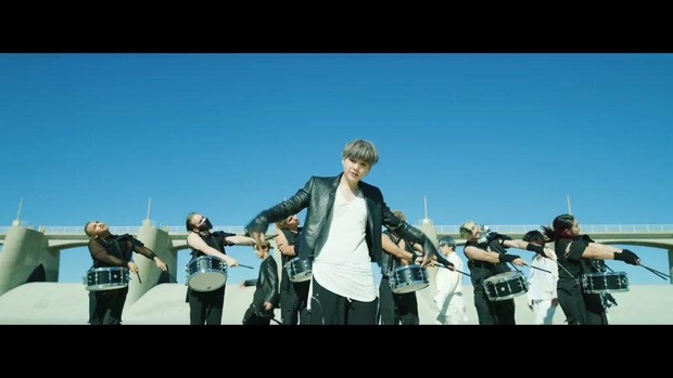 Choáng ngợp với màn tái xuất của BTS: visual và giai điệu cực đỉnh nhưng vũ đạo đông dân cùng cả trăm vũ công mới làm fan khó thở! - Ảnh 9. Choáng ngợp với màn tái xuất của BTS: visual và giai điệu cực đỉnh nhưng vũ đạo đông dân cùng cả trăm vũ công mới làm fan khó thở! - Ảnh 9.
