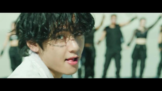 Choáng ngợp với màn tái xuất của BTS: visual và giai điệu cực đỉnh nhưng vũ đạo đông dân cùng cả trăm vũ công mới làm fan khó thở! - Ảnh 8. Choáng ngợp với màn tái xuất của BTS: visual và giai điệu cực đỉnh nhưng vũ đạo đông dân cùng cả trăm vũ công mới làm fan khó thở! - Ảnh 8.