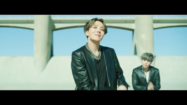 Choáng ngợp với màn tái xuất của BTS: visual và giai điệu cực đỉnh nhưng vũ đạo đông dân cùng cả trăm vũ công mới làm fan khó thở! - Ảnh 5. Choáng ngợp với màn tái xuất của BTS: visual và giai điệu cực đỉnh nhưng vũ đạo đông dân cùng cả trăm vũ công mới làm fan khó thở! - Ảnh 5.