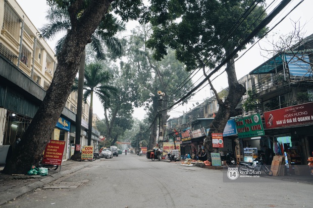 Tâm tư các bà, các chị bán hàng trước cổng trường: Bao giờ tụi học sinh, sinh viên đi học lại? Nhớ chúng nó lắm, chả ai mua hàng nữa! - Ảnh 1.