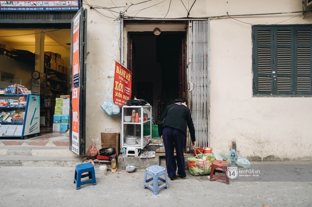 Tâm tư các bà, các chị bán hàng trước cổng trường: Bao giờ tụi học sinh, sinh viên đi học lại? Nhớ chúng nó lắm, chả ai mua hàng nữa! - Ảnh 3.