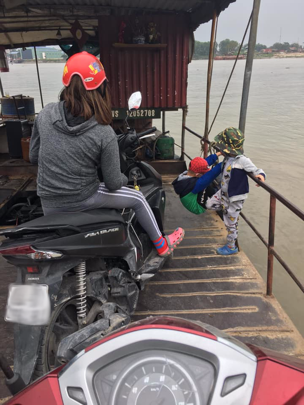 2 cháu bé đu vắt vẻo trên lan can đò khiến dân tình sợ hãi, gây bức xúc là hình ảnh người mẹ ngồi bên cạnh nhưng chăm chú xem điện thoại - Ảnh 2. 2 cháu bé đu vắt vẻo trên lan can đò khiến dân tình sợ hãi, gây bức xúc là hình ảnh người mẹ ngồi bên cạnh nhưng chăm chú xem điện thoại - Ảnh 2.