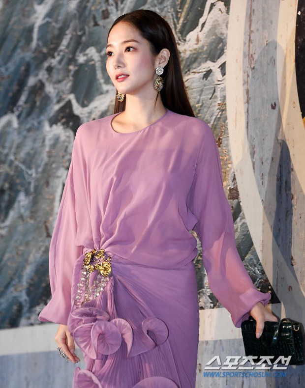 Diện cùng một bộ đầm bánh bèo, Park Min Young tự dìm dáng không thương tiếc, ma nữ Thái Davika lại sang chảnh bất ngờ - Ảnh 8. Diện cùng một bộ đầm bánh bèo, Park Min Young tự dìm dáng không thương tiếc, ma nữ Thái Davika lại sang chảnh bất ngờ - Ảnh 8.