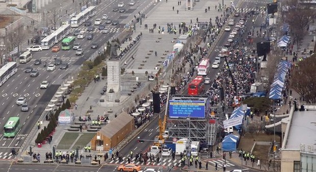 Hàn Quốc: Thêm 1 người tử vong, số người nhiễm virus corona tăng hơn gấp đôi chỉ sau 1 ngày nhưng dân Seoul vẫn bất chấp đi biểu tình - Ảnh 3.