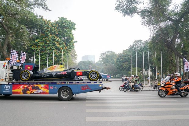 Người dân Hà Nội trầm trồ nhìn ngắm mô hình xe đua F1 diễu hàng trên phố - Ảnh 8. Người dân Hà Nội trầm trồ nhìn ngắm mô hình xe đua F1 diễu hàng trên phố - Ảnh 8.