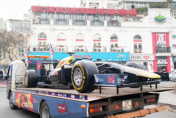 Người dân Hà Nội trầm trồ nhìn ngắm mô hình xe đua F1 diễu hàng trên phố - Ảnh 9. Người dân Hà Nội trầm trồ nhìn ngắm mô hình xe đua F1 diễu hàng trên phố - Ảnh 9.