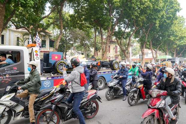 Người dân Hà Nội trầm trồ nhìn ngắm mô hình xe đua F1 diễu hàng trên phố - Ảnh 5. Người dân Hà Nội trầm trồ nhìn ngắm mô hình xe đua F1 diễu hàng trên phố - Ảnh 5.