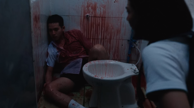 6 cảnh phim gây ám ảnh tột độ ở Girl From Nowhere: Từ giành nhau uống máu tươi đến chôn sống bạn thân mình - Ảnh 11.