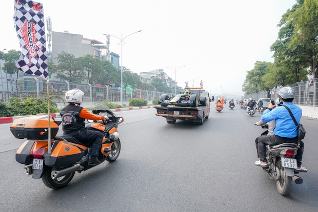Người dân Hà Nội trầm trồ nhìn ngắm mô hình xe đua F1 diễu hàng trên phố - Ảnh 13. Người dân Hà Nội trầm trồ nhìn ngắm mô hình xe đua F1 diễu hàng trên phố - Ảnh 13.