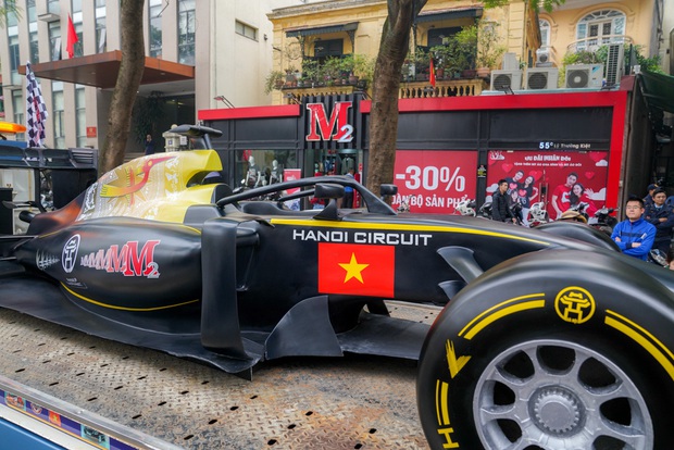 Người dân Hà Nội trầm trồ nhìn ngắm mô hình xe đua F1 diễu hàng trên phố - Ảnh 2. Người dân Hà Nội trầm trồ nhìn ngắm mô hình xe đua F1 diễu hàng trên phố - Ảnh 2.