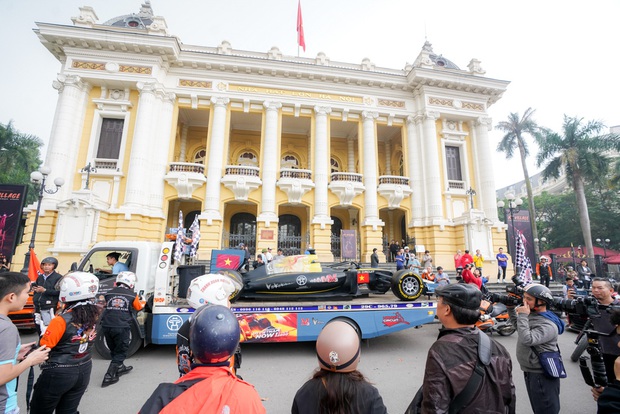 Người dân Hà Nội trầm trồ nhìn ngắm mô hình xe đua F1 diễu hàng trên phố - Ảnh 7. Người dân Hà Nội trầm trồ nhìn ngắm mô hình xe đua F1 diễu hàng trên phố - Ảnh 7.
