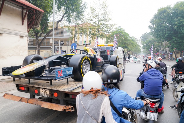 Người dân Hà Nội trầm trồ nhìn ngắm mô hình xe đua F1 diễu hàng trên phố - Ảnh 10. Người dân Hà Nội trầm trồ nhìn ngắm mô hình xe đua F1 diễu hàng trên phố - Ảnh 10.