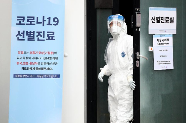 Hàn Quốc: Thêm 1 người tử vong, số người nhiễm virus corona tăng hơn gấp đôi chỉ sau 1 ngày nhưng dân Seoul vẫn bất chấp đi biểu tình - Ảnh 1.