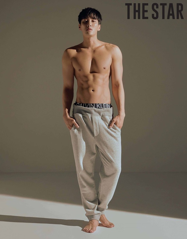 Ác nam Tầng lớp Itaewon: Người mẫu body hot 1000 độ, thân với Song Joong Ki và chuyện thầm crush Song Hye Kyo - Ảnh 7. Ác nam Tầng lớp Itaewon: Người mẫu body hot 1000 độ, thân với Song Joong Ki và chuyện thầm crush Song Hye Kyo - Ảnh 7.