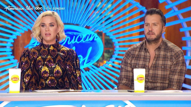 Katy Perry loạng choạng, ngã lăn đùng ra đất vì khí ga rò rỉ khi đang quay hình American Idol - Ảnh 1. Katy Perry loạng choạng, ngã lăn đùng ra đất vì khí ga rò rỉ khi đang quay hình American Idol - Ảnh 1.