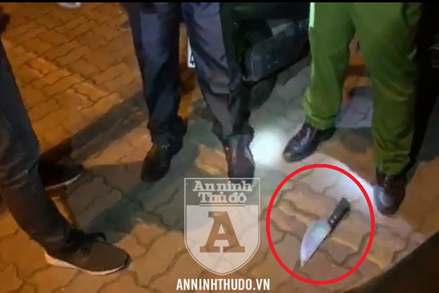 Clip: Đi xe bịt BKS, người đàn ông đánh rơi... dao phóng lợn tại chốt 141 - Ảnh 2.