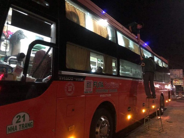 Khách hoảng loạn vì cả chục xe giường nằm bị ném đá trong đêm - Ảnh 1.