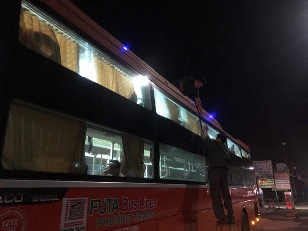 Khách hoảng loạn vì cả chục xe giường nằm bị ném đá trong đêm - Ảnh 2.