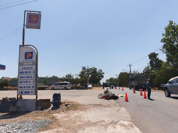Xe tải cán chết người con, tông mẹ bị thương rồi bỏ trốn giữa trưa, mặc nạn nhân bên đường - Ảnh 2. Xe tải cán chết người con, tông mẹ bị thương rồi bỏ trốn giữa trưa, mặc nạn nhân bên đường - Ảnh 2.
