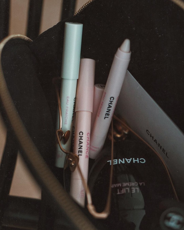 Giới beauty blogger lại phát cuồng vì nước hoa bút chì của Chanel, đẹp gì mà mê mẩn từ trong ra ngoài - Ảnh 4.