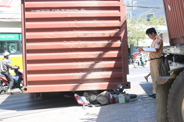 Kinh hoàng xe container nổ bánh mất lái kéo lê 5 xe máy, nhiều người bị thương - Ảnh 5. Kinh hoàng xe container nổ bánh mất lái kéo lê 5 xe máy, nhiều người bị thương - Ảnh 5.