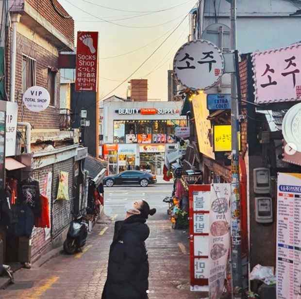 Đông Nhi check-in khu Itaewon đang cực hot, không quên làm thơ dằn mặt nhân vật đặc biệt vì dám dòm ngó Ông Cao Thắng - Ảnh 2.