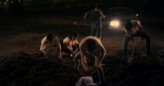 6 cảnh phim gây ám ảnh tột độ ở Girl From Nowhere: Từ giành nhau uống máu tươi đến chôn sống bạn thân mình - Ảnh 7.