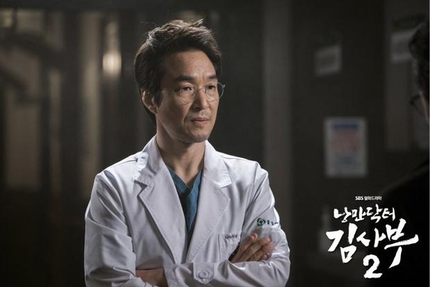 3 đoạn kết gây sốc của Người Thầy Y Đức 2: Ahn Hyo Seop phải rời bệnh viện vì bị xã hội đen dọa chặt tay - Ảnh 6.