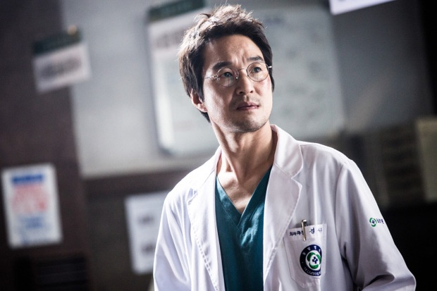 3 đoạn kết gây sốc của Người Thầy Y Đức 2: Ahn Hyo Seop phải rời bệnh viện vì bị xã hội đen dọa chặt tay - Ảnh 3.