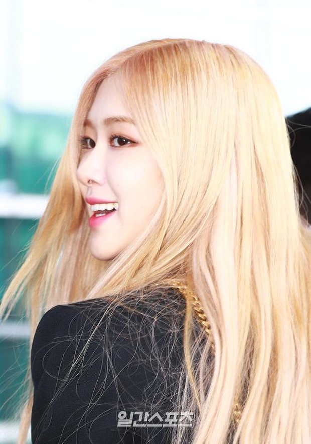 Chưa đến Paris dự show, Rosé (BLACKPINK) đã biến sân bay thành sàn catwalk: Xinh hớp hồn, body khiến dân tình câm nín - Ảnh 11.