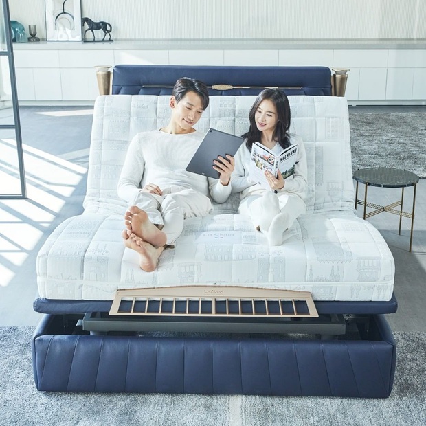 Ảnh căng đét cảnh giường chiếu vợ chồng Kim Tae Hee: Chưa kể đến visual, nhìn ánh mắt Bi Rain dành cho bà xã mà tan chảy - Ảnh 1.