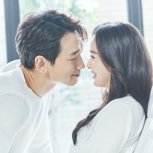Ảnh căng đét cảnh giường chiếu vợ chồng Kim Tae Hee: Chưa kể đến visual, nhìn ánh mắt Bi Rain dành cho bà xã mà tan chảy - Ảnh 2.