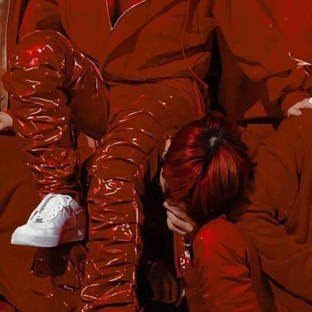YG bị yêu cầu đổi vũ đạo cho iKON vì Bobby bầm tím đầu gối và đau cổ, netizen nhớ lại điệu nhảy lau sàn của BLACKPINK - Ảnh 3. YG bị yêu cầu đổi vũ đạo cho iKON vì Bobby bầm tím đầu gối và đau cổ, netizen nhớ lại điệu nhảy lau sàn của BLACKPINK - Ảnh 3.