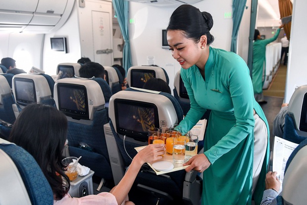 Vietnam Airlines khôi phục lại dịch vụ đồ ăn, thức uống và giải trí trên chuyến bay trước diễn biến tích cực của dịch COVID-19 - Ảnh 1. Vietnam Airlines khôi phục lại dịch vụ đồ ăn, thức uống và giải trí trên chuyến bay trước diễn biến tích cực của dịch COVID-19 - Ảnh 1.