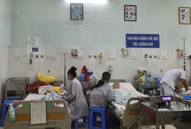 Tình hình hiện tại của bé 6 tuổi bị anh trai bắn súng hơi trúng lưng, liệt cả 2 chân đang điều trị tại BV Nhi đồng 2 - Ảnh 2. Tình hình hiện tại của bé 6 tuổi bị anh trai bắn súng hơi trúng lưng, liệt cả 2 chân đang điều trị tại BV Nhi đồng 2 - Ảnh 2.