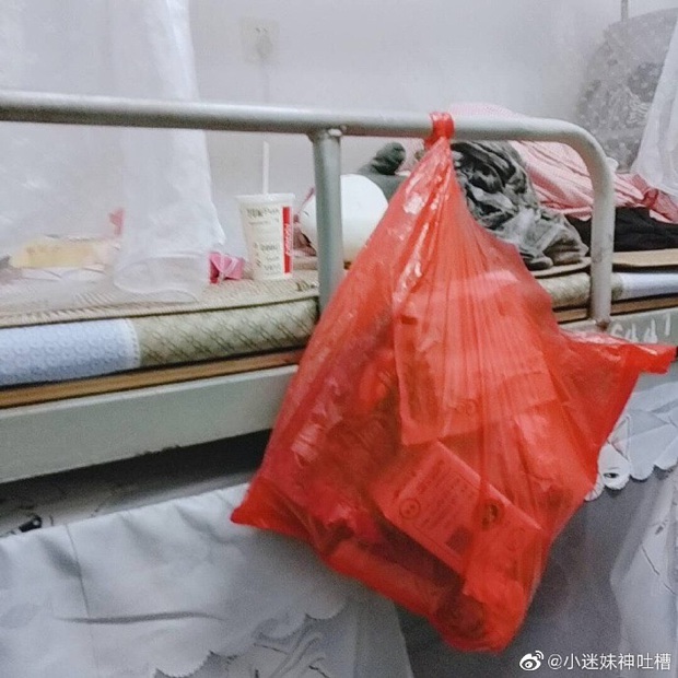 Nữ sinh treo túi rác ngay trên đầu bạn cùng kí túc xá nhưng vẫn chày cối khi bị góp ý: Ở chung mà sao kì vậy? - Ảnh 1. Nữ sinh treo túi rác ngay trên đầu bạn cùng kí túc xá nhưng vẫn chày cối khi bị góp ý: Ở chung mà sao kì vậy? - Ảnh 1.