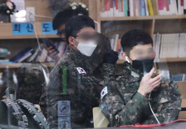 13 quân nhân Hàn Quốc nhiễm virus corona, 7.500 người khác phải cách ly - Ảnh 1.