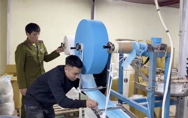 Doanh nghiệp dùng giấy vệ sinh thay vải kháng khuẩn để sản xuất khẩu trang ở Hà Nội bị đề nghị xử lý hình sự - Ảnh 1. Doanh nghiệp dùng giấy vệ sinh thay vải kháng khuẩn để sản xuất khẩu trang ở Hà Nội bị đề nghị xử lý hình sự - Ảnh 1.